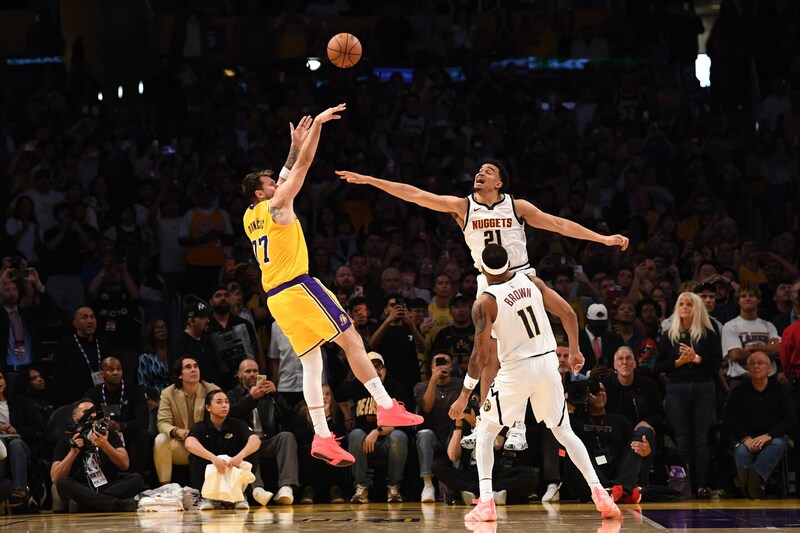 【NBA】レイカーズが“天敵”ナゲッツとの延長にもつれる大熱戦を制し５連勝！ドンチッチが劇的な決勝弾、ベンチスタートの八村塁は６得点＜DUNKSHOOT＞