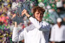 シナーがメドベージェフとの接戦を制しBNPパリバOP初優勝！ ハードコート開催のマスターズ完全制覇は史上３人目の快挙＜SMASH＞