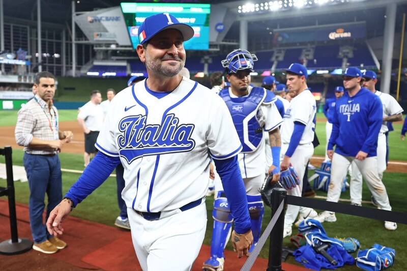WBC準決勝後の記者会見室で起きた感動シーン イタリア、ベネズエラ指揮官が熱いハグ「最高の瞬間の一つだ」