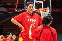 「衝撃映像！」220cmの中国バスケ女子が見せた“規格外のストレッチ”に世界騒然「ほかにウェンビーしかできない」