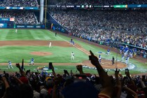 「え？え？え？」「いたんだ！」WBC決勝を現地観戦の“日本人シンガー”にネット騒然「そりゃあもう大騒ぎ！」