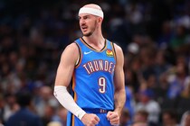 NBAで“珍プレー”カルーソが相手のシュートを靴でブロック→３点プレーに。本人は「急に思いついたんだ」＜DUNKSHOOT＞