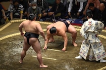 「94歳ってまじか！」大相撲中継でまさかの花道から登場した“大御所俳優”にネット騒然！「えらいとこから来た」「全然変わってないもんね」