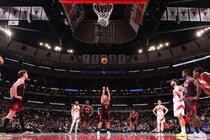 【NBA】河村勇輝が４戦連続出場で５得点、２アシスト！ブルズ大敗のなか、好プレー連発で沈む本拠地を沸かせる＜DUNKSHOOT＞