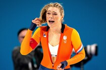 金メダル直後に胸元のファスナーを下ろして話題に、オランダ美女スケーターが着用したスーツが“クリロナ超え”3600万円で落札【冬季五輪】