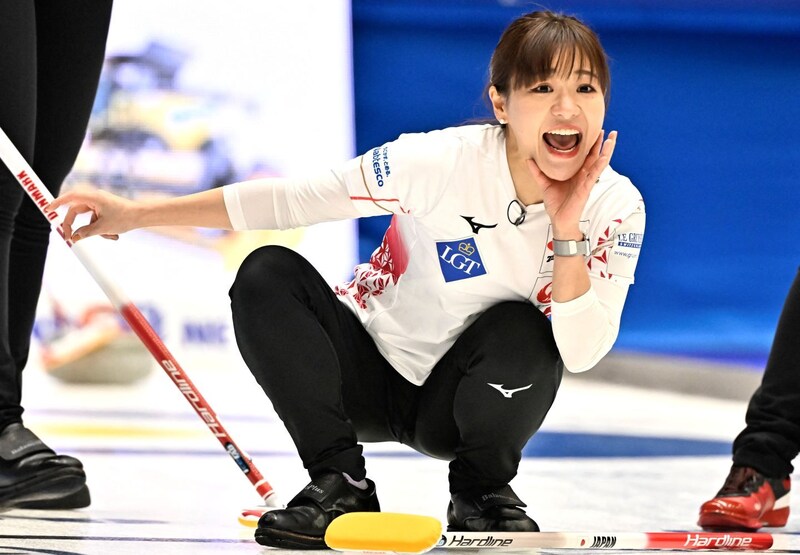 「こんなに曲がるの?」世界選手権参戦中のロコ・ソラーレ、吉田知那美が決めた“スーパーな一撃”に世界衝撃!「凄すぎます」「笑顔も素晴らしい」