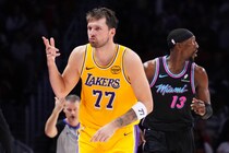 【NBA】ドンチッチが移籍後最多60得点！“歴代１位浮上”のレブロンもトリプルダブルと躍動したレイカーズが今季最長の８連勝＜DUNKSHOOT＞