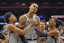 若き大黒柱の劇的弾でスパーズが７年ぶりプレーオフ進出決定！クラッチタイムを振り返り、ウェンバンヤマ「楽しかった」＜DUNKSHOOT＞