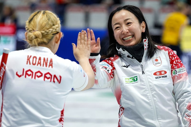 「は？ 冗談でしょ？」世界選手権で躍動するロコ・ソラーレの“絵になる存在感”に連盟公式が連日ぞっこん！最新モグモグタイムにも熱視線