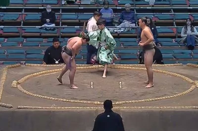 「オペラみたい」大相撲春場所、館内に響いた“美声すぎる”声援に視聴者騒然「呼出が客席に？」