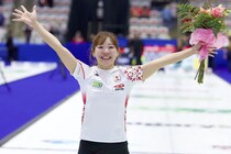 カーリング吉田知那美、出場選手たちが選ぶ“人間力”の個人アワードを受賞！連盟公式も「伝統的な価値をもっとも体現した」と賛辞【世界選手権】