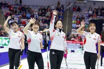 「世界中から愛されるわけだ」カーリング日本女子が表彰式で示した“比類なき敬意”を海外絶賛！「品格そのもの」「また学びを得た」【世界選手権】