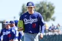 「本当にMLBで投げさせるのか？」佐々木朗希の先発起用に米記者は疑問　進歩のない制球難、時期尚早の開幕ローテ入りに「判断は裏目に出た。方針転換か？」