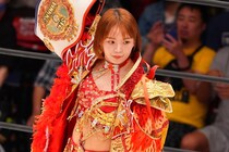 人気女子レスラーのデビュー15周年記念に紅白出場の“大物歌手”が生歌唱　豪華ツーショットに衝撃「最強タッグですね」「本当に女神のよう」
