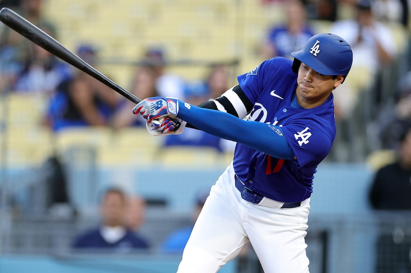 大谷翔平の反射神経がすごい！ 元相棒が弾いた一球を“鮮やかキャッチ”→直後にフェン直二塁打「常に準備万端だ」