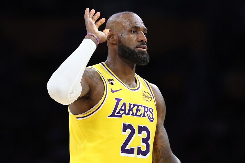 NBA歴代最多出場選手となったレブロン。“キング”が唯一負け越しているチームは?【対戦相手別勝率ランキング】<DUNKSHOOT>