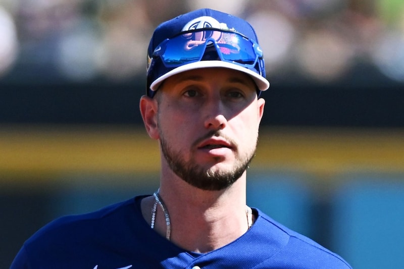 1塁上で公開レッスン! ドジャース新戦力タッカー、安打後の“洗礼”にタジタジ? ロハスが熱血指導した微笑ましい一幕