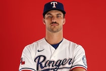 「なぜ監督がマウンドに？」異例の方法でメジャー昇格を通達！ レンジャーズ24歳右腕バウムラー「腐らずに努力してよかった」