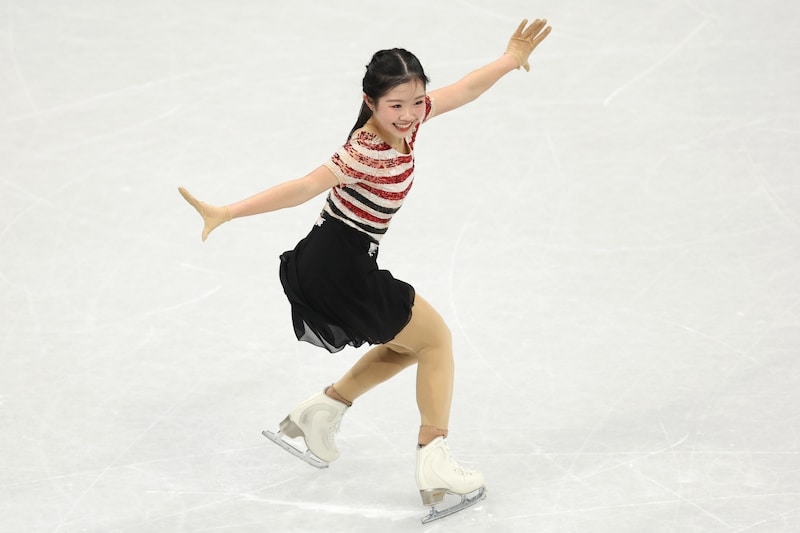 五輪銅メダリスト中井亜美SP69.10点で暫定２位、 大技３Aは抜けて２Aに…悔しさ浮かべるも笑顔　坂本花織は32番滑走、千葉百音は最終33番滑走【フィギュア世界選手権】