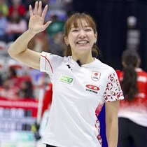 「試合を観るってやるよりおなか空くね！」カーリング吉田知那美が明かした“ひとりもぐもぐタイム”の真相！ 小穴桃里とのお茶目な一枚も掲載