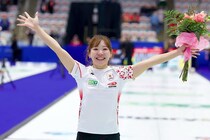 「28年経ってようやく…」ロコ・ソラーレ吉田知那美が妹との“ほっこり”秘蔵ショット公開「タイムスリップ!?」