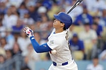「痛そうだよ⁈ 大丈夫？」大谷翔平の右腕に149キロのボールが直撃!!　まさかの死球に日本人ファン反応「大事な腕にデッドボールやめて！」