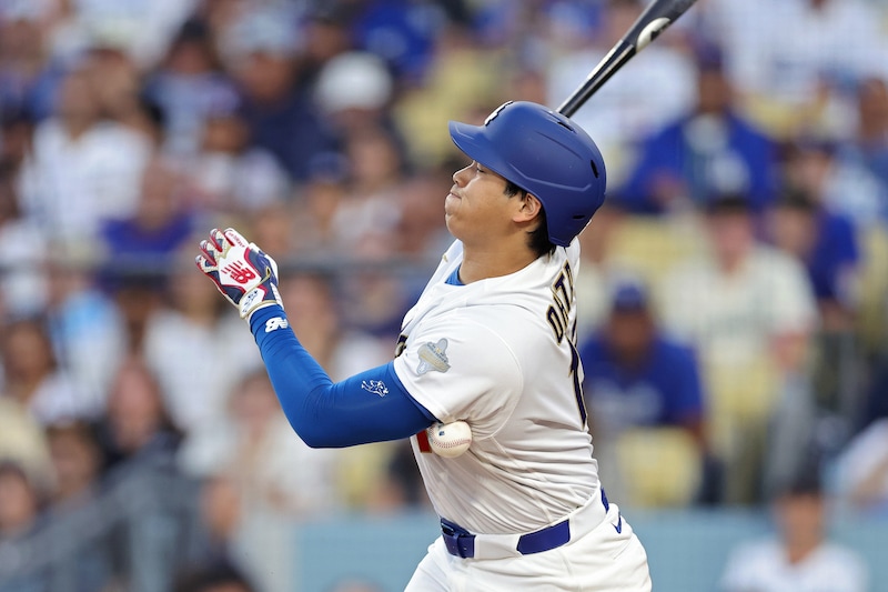 「痛そうだよ⁈ 大丈夫？」大谷翔平の右腕に149キロのボールが直撃!!　まさかの死球に日本人ファン反応「大事な腕にデッドボールやめて！」