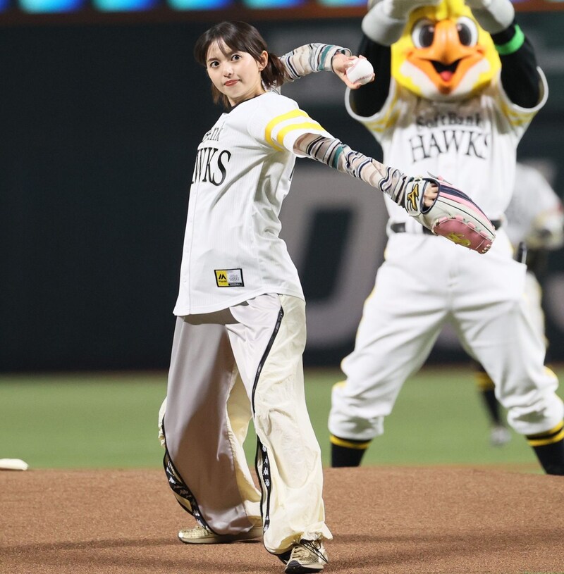 「可愛いがすぎた」ソフトバンク始球式、元乃木坂女優が披露した“キュートなトルネード”に喝采！「ほんと顔ちっちゃいな笑」「ちょっと待って髪型！髪型！」