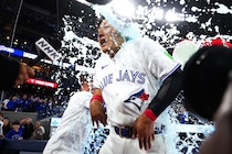 ブルージェイズ岡本和真、ファインプレーに米野球ファン熱狂！「素晴らしい守備力」「デビュー戦は鮮烈な印象だった」