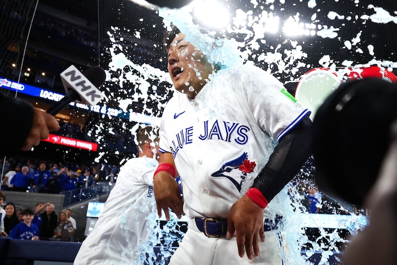 ブルージェイズ岡本和真、ファインプレーに米野球ファン熱狂！「素晴らしい守備力」「デビュー戦は鮮烈な印象だった」