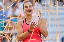 世界女王サバレンカがマイアミ優勝で“サンシャイン・ダブル”達成！ 宿敵ガウフとの熱戦を制し大会連覇＜SMASH＞