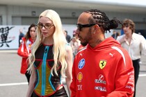 「ハミルトンと歩く彼女は誰？」F1日本GP降臨の“ハリウッド女優”に視線集中「妖精だ...」「瞳が美しすぎて吸い込まれる」