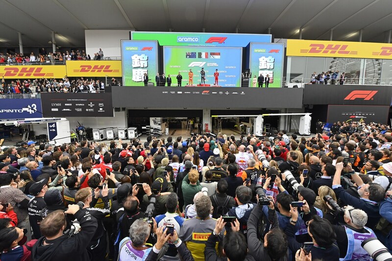 「16人もいる!」F1日本GPで圧巻パフォ披露... “謎のおかっぱ制服集団”にネット騒然「めっちゃ日本的」「キレキレの一糸乱れぬパフォーマンス」