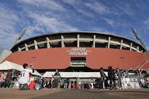 「ええ！すごい」５月８日のカープ始球式に“55歳の国民的タレント”登場　衝撃発表に騒然「なん...だと......」「これまた全国区の大物！」