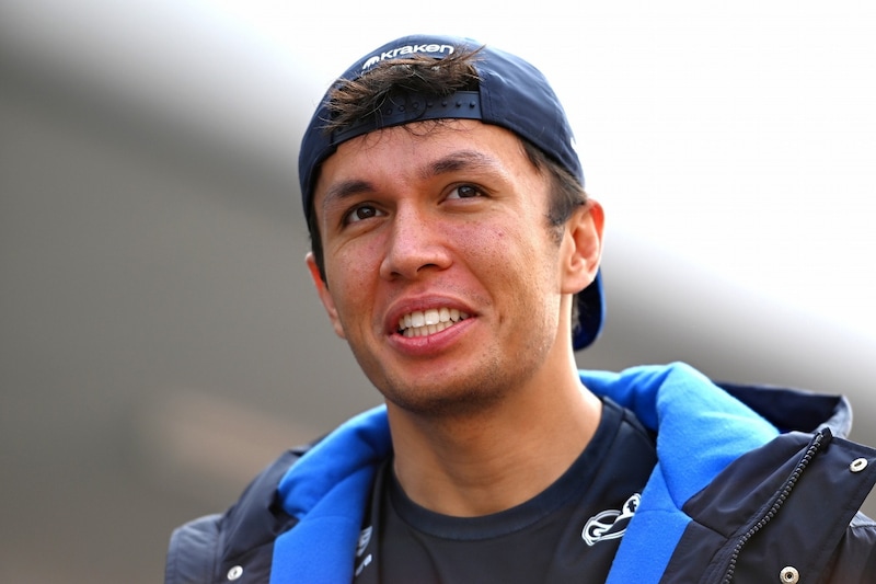 「なんでユウキの写真が壁に？」アルボンが公開した“ピットでの一枚”が話題「１番のファンがここにいたか」 日本の大人気チェーン店にも訪れる【F1】