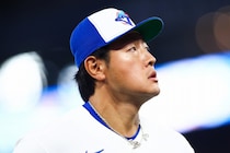 「すでにファンのお気に入りだ」168キロの痛烈打球も「カズマには問題なし」岡本和真の“体を張った好守備”に歓喜の声　指揮官もサムズアップ