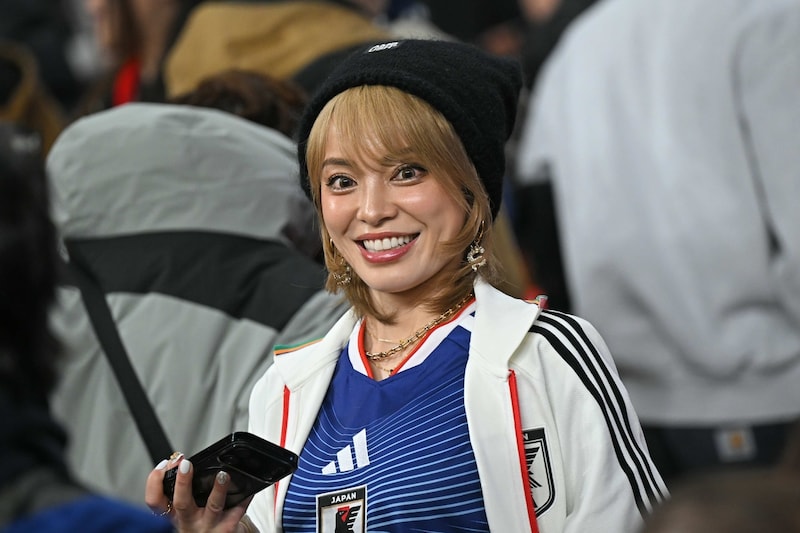 イングランド戦の国歌斉唱でチラッと映った日本人タレント 4年前のW杯映像で“美女すぎるサポーター”と話題「勝利の女神健在!」