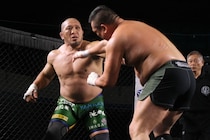 「30年越しの拳は熱さしかなかった」50代ファイター同士が“なんでも有り”のノールールで激突、最後に男は号泣した