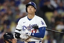 不振の大谷翔平が負傷？「ダグアウトへ引き上げる際に右手首を振っている姿」ドジャース専門メディアが報道
