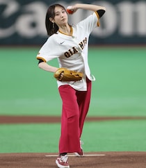 「まじで綺麗でした」東京ドーム降臨の人気女優が披露した“モンスターボール投球”に脚光！「そう来たのか」「パンツが鮮やか」