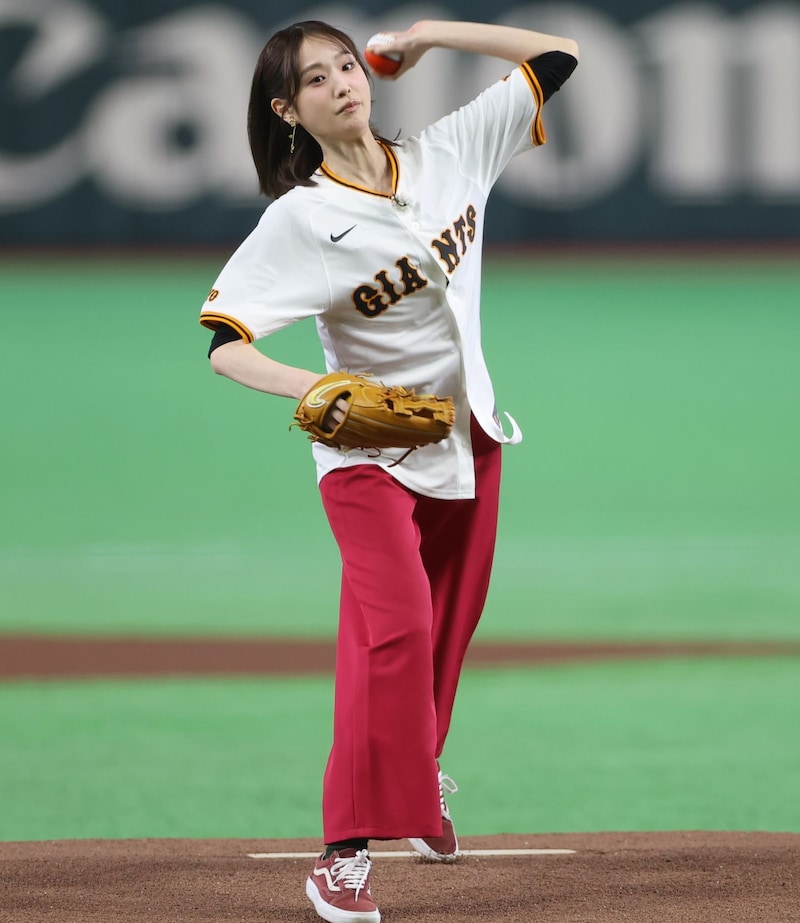 「まじで綺麗でした」東京ドーム降臨の人気女優が披露した“モンスターボール投球”に脚光！「そう来たのか」「パンツが鮮やか」