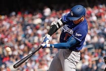 「日本の怪物が目覚めた」大谷翔平の今季１号弾→同僚祝福の中で“天を仰ぐ”　本人も待ちに待った一発にド軍記者が感服