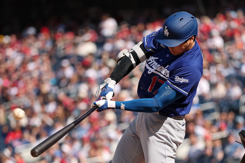 「日本の怪物が目覚めた」大谷翔平の今季１号弾→同僚祝福の中で“天を仰ぐ”　本人も待ちに待った一発にド軍記者が感服