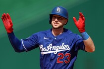 ７戦目で“ドジャース１号”のタッカー「今はとにかくヒットが出ればそれでいい」16安打13得点の大勝には「本当に素晴らしい」