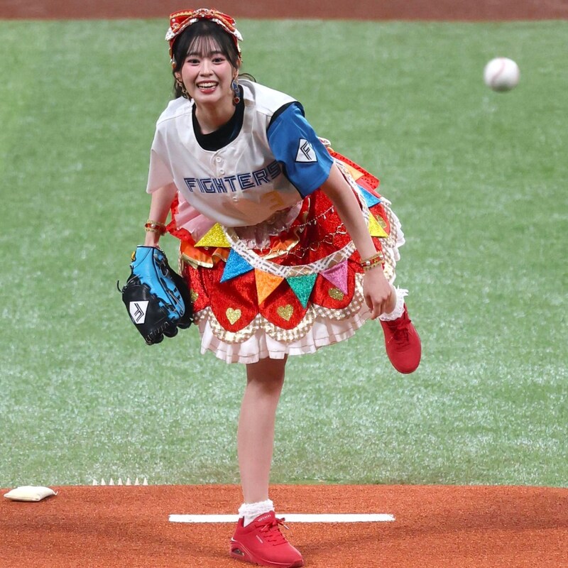 「なんなん可愛すぎ！」盛り上げまくりの“超人気アイドル軍団”にエスコン熱狂！「勢いあるわぁ」「始球式もきつねダンスも最上級」