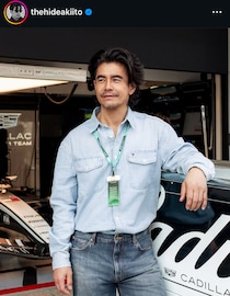 「ビジュ渋」“50歳のイケオジ俳優”がF1日本GPに降臨　パドック上での圧巻ショットに大反響「見るたびドキッと」「うっとりする程かっこいい」