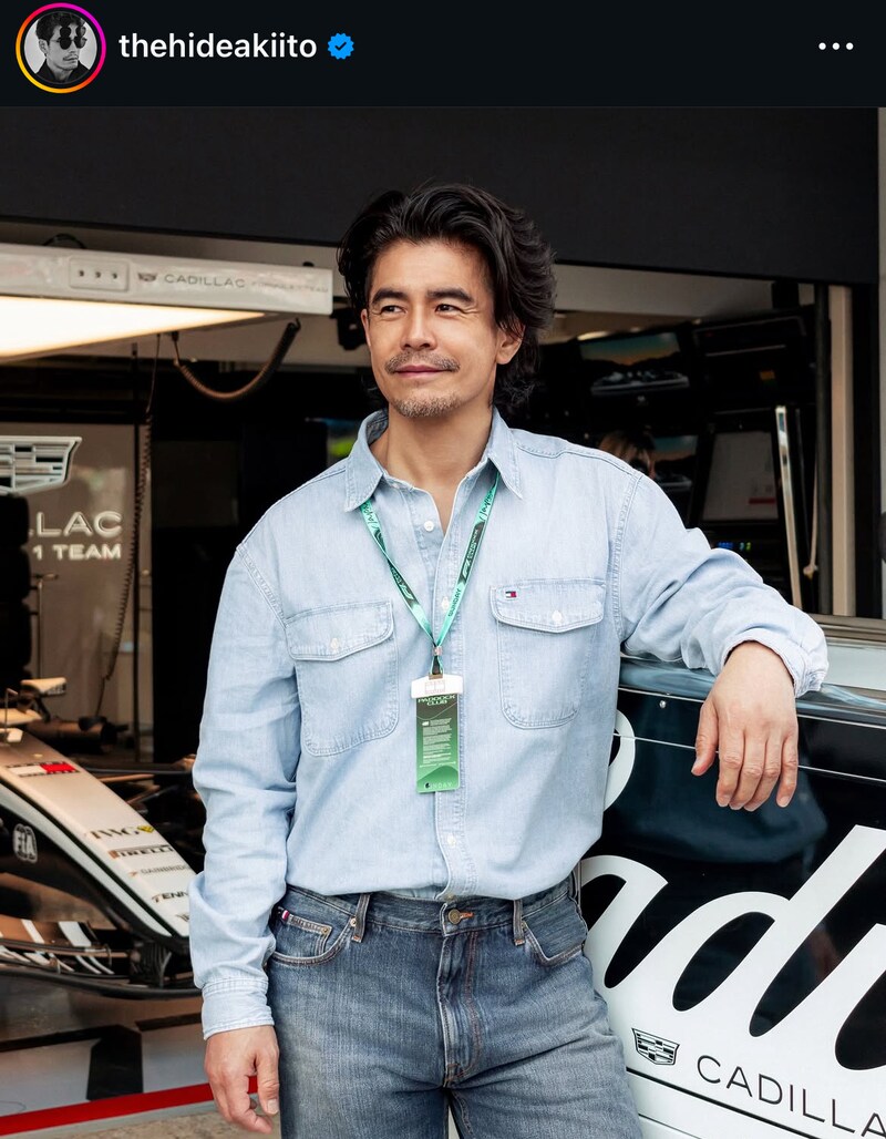 「ビジュ渋」“50歳のイケオジ俳優”がF1日本GPに降臨 パドック上での圧巻ショットに大反響「見るたびドキッと」「うっとりする程かっこいい」