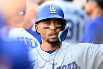 「ひどい怪我だったら最悪だ」ドジャースのベッツが“右腰の痛み”で初回早々に途中交代　米ファン心配「一体何が起こったんだ？」