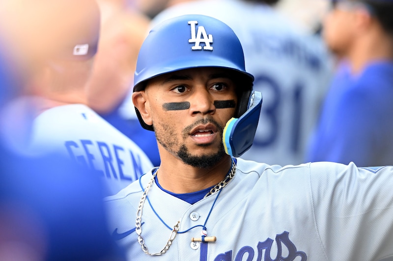 「ひどい怪我だったら最悪だ」ドジャースのベッツが“右腰の痛み”で初回早々に途中交代 米ファン心配「一体何が起こったんだ?」