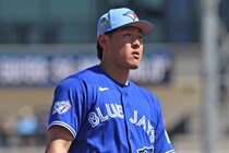 「危ねぇ！ 怪我だけはやめて」岡本和真、観客席へ“全力ダイブ”のハッスルプレーにファン驚愕​​​​​​​「こんなことあったのか！」「驚いた」